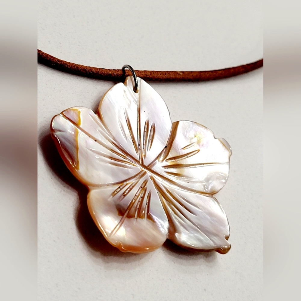 Elegant Pearl Flower Pendant Necklace